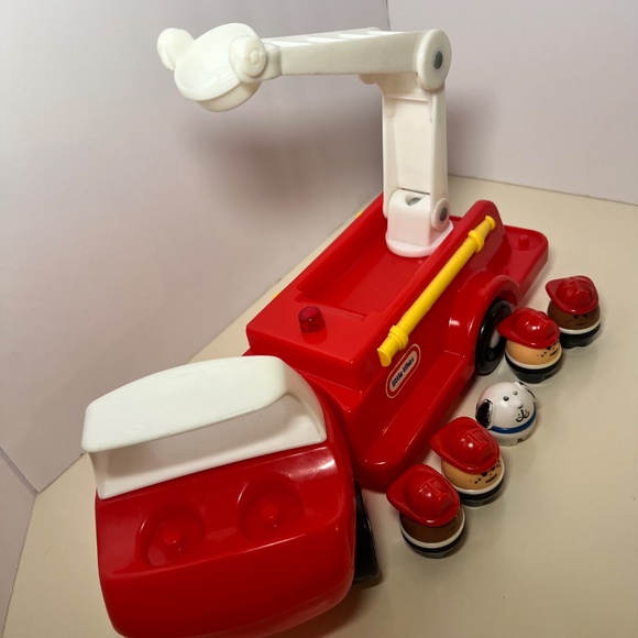 Vintage 1985 Little Tikes Fire Truck Toddle Tots With Four Firefighters and Dog - Picture 2 of 3